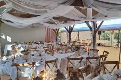 Miniature LA HALLE ET SON BARNUM Chambre lumineuse avec lit double, fauteuil en bois, baignoire blanche et grande fenêtre donnant sur l'extérieur.