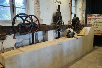 Miniature LES PELLES Chambre lumineuse avec lit double, fauteuil en bois, baignoire blanche et grande fenêtre donnant sur l'extérieur.