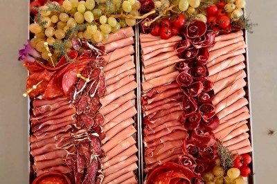 Borne photo interactive éclairée entourée de poteaux dorés et cordons rouges sur un tapis rouge dans une salle lumineuse.