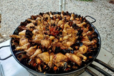 Borne photo interactive éclairée entourée de poteaux dorés et cordons rouges sur un tapis rouge dans une salle lumineuse.
