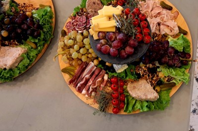 Borne photo interactive éclairée entourée de poteaux dorés et cordons rouges sur un tapis rouge dans une salle lumineuse.