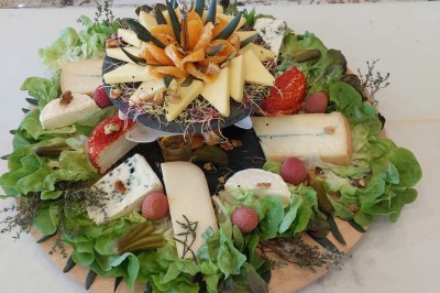 Borne photo interactive éclairée entourée de poteaux dorés et cordons rouges sur un tapis rouge dans une salle lumineuse.