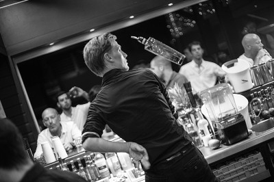 Borne photo interactive éclairée entourée de poteaux dorés et cordons rouges sur un tapis rouge dans une salle lumineuse.