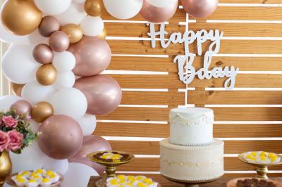 Miniature Event&co Art'gency #16 Un couple marche dans un champ au coucher du soleil, la femme portant une robe blanche et tenant légèrement son ourlet.