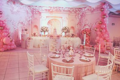 Miniature Event&co Art'gency #6 Un couple marche dans un champ au coucher du soleil, la femme portant une robe blanche et tenant légèrement son ourlet.