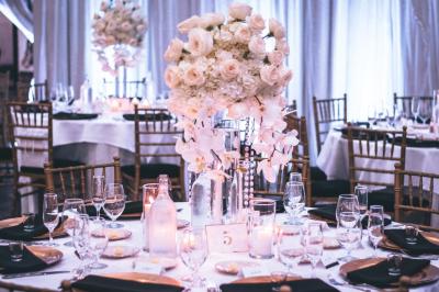 Miniature Event&co Art'gency #8 Un couple marche dans un champ au coucher du soleil, la femme portant une robe blanche et tenant légèrement son ourlet.