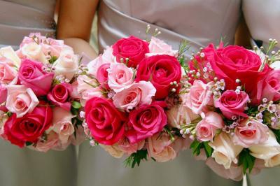 Miniature Event&co Art'gency #26 Un couple marche dans un champ au coucher du soleil, la femme portant une robe blanche et tenant légèrement son ourlet.