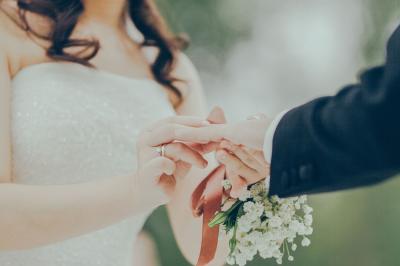 Miniature Event&co Art'gency #9 Un couple marche dans un champ au coucher du soleil, la femme portant une robe blanche et tenant légèrement son ourlet.