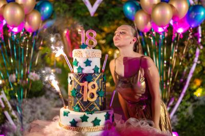 Miniature Event&co Art'gency #12 Un couple marche dans un champ au coucher du soleil, la femme portant une robe blanche et tenant légèrement son ourlet.