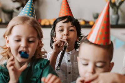 Miniature Event&co Art'gency #11 Un couple marche dans un champ au coucher du soleil, la femme portant une robe blanche et tenant légèrement son ourlet.