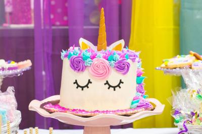 Miniature Event&co Art'gency #13 Un couple marche dans un champ au coucher du soleil, la femme portant une robe blanche et tenant légèrement son ourlet.