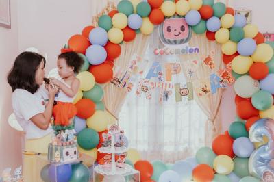 Miniature Event&co Art'gency #14 Un couple marche dans un champ au coucher du soleil, la femme portant une robe blanche et tenant légèrement son ourlet.