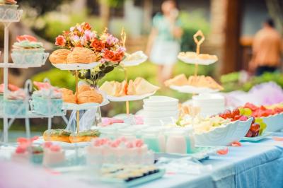 Miniature Event&co Art'gency #24 Un couple marche dans un champ au coucher du soleil, la femme portant une robe blanche et tenant légèrement son ourlet.