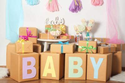 Miniature Event&co Art'gency #25 Un couple marche dans un champ au coucher du soleil, la femme portant une robe blanche et tenant légèrement son ourlet.