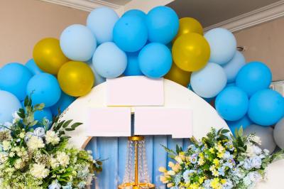 Miniature Event&co Art'gency #32 Un couple marche dans un champ au coucher du soleil, la femme portant une robe blanche et tenant légèrement son ourlet.