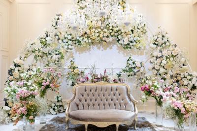 Miniature Event&co Art'gency #33 Un couple marche dans un champ au coucher du soleil, la femme portant une robe blanche et tenant légèrement son ourlet.