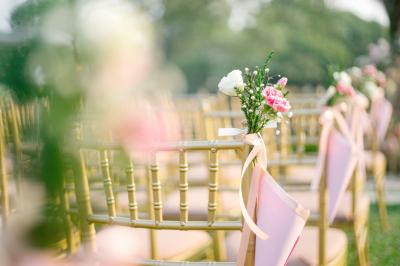 Miniature Event&co Art'gency #36 Un couple marche dans un champ au coucher du soleil, la femme portant une robe blanche et tenant légèrement son ourlet.