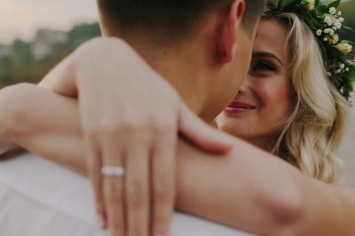 Miniature Event&co Art'gency #38 Un couple marche dans un champ au coucher du soleil, la femme portant une robe blanche et tenant légèrement son ourlet.