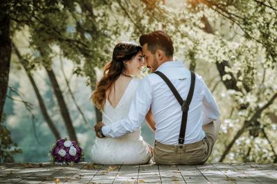 Miniature Event&co Art'gency #39 Un couple marche dans un champ au coucher du soleil, la femme portant une robe blanche et tenant légèrement son ourlet.