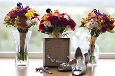 Miniature Event&co Art'gency #19 Un couple marche dans un champ au coucher du soleil, la femme portant une robe blanche et tenant légèrement son ourlet.