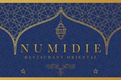 Miniature Location salle Liège (Liège) - Le Numidie #2 Un groupe d'hommes en tenues traditionnelles pose devant une décoration orientale et une affiche promotionnelle.