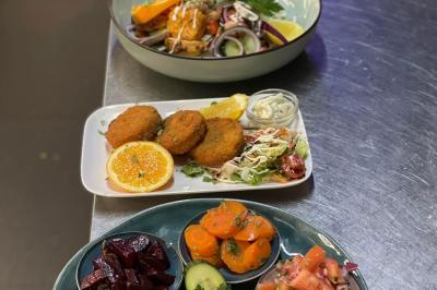 Miniature Location salle Liège (Liège) - Le Numidie #15 Un groupe d'hommes en tenues traditionnelles pose devant une décoration orientale et une affiche promotionnelle.