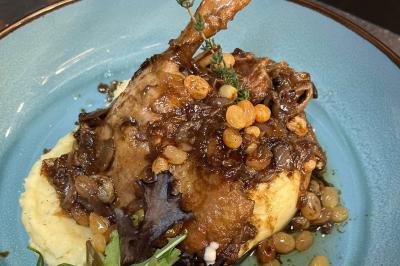 Miniature Location salle Liège (Liège) - Le Numidie #14 Un groupe d'hommes en tenues traditionnelles pose devant une décoration orientale et une affiche promotionnelle.