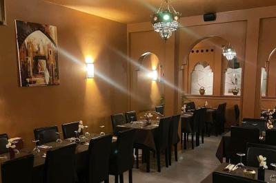 Miniature Location salle Liège (Liège) - Le Numidie #7 Un groupe d'hommes en tenues traditionnelles pose devant une décoration orientale et une affiche promotionnelle.