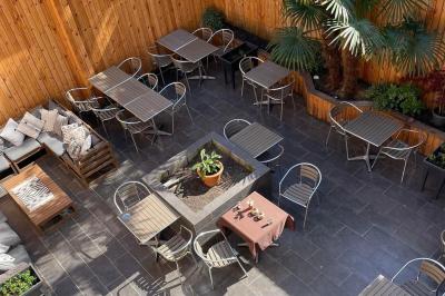 Miniature Location salle Liège (Liège) - Le Numidie #9 Un groupe d'hommes en tenues traditionnelles pose devant une décoration orientale et une affiche promotionnelle.