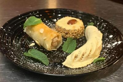 Miniature Location salle Liège (Liège) - Le Numidie #16 Un groupe d'hommes en tenues traditionnelles pose devant une décoration orientale et une affiche promotionnelle.
