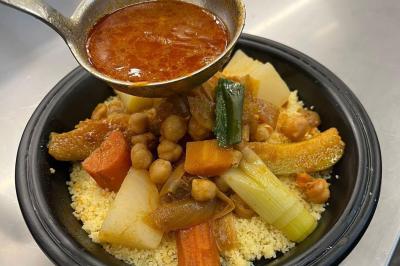 Miniature Location salle Liège (Liège) - Le Numidie #12 Un groupe d'hommes en tenues traditionnelles pose devant une décoration orientale et une affiche promotionnelle.