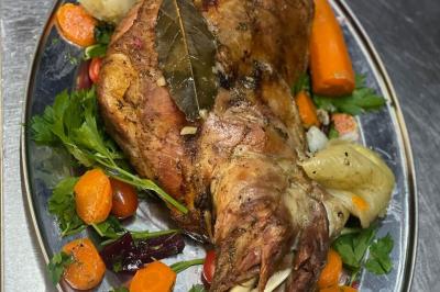 Miniature Location salle Liège (Liège) - Le Numidie #17 Un groupe d'hommes en tenues traditionnelles pose devant une décoration orientale et une affiche promotionnelle.