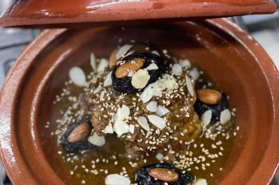 Miniature Location salle Liège (Liège) - Le Numidie #13 Un groupe d'hommes en tenues traditionnelles pose devant une décoration orientale et une affiche promotionnelle.