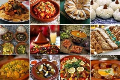 Miniature Location salle Liège (Liège) - Le Numidie #18 Un groupe d'hommes en tenues traditionnelles pose devant une décoration orientale et une affiche promotionnelle.