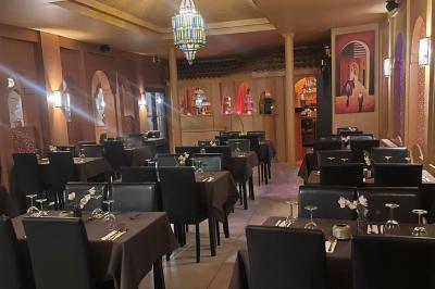 Miniature Location salle Liège (Liège) - Le Numidie #5 Un groupe d'hommes en tenues traditionnelles pose devant une décoration orientale et une affiche promotionnelle.