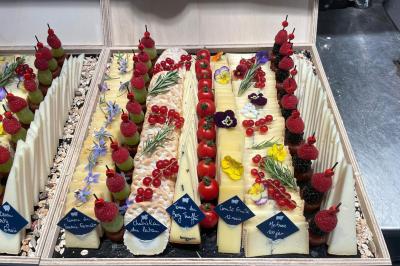 Miniature Traiteur Paris (Paris) - Eventicity #16 Bougies allumées et fleurs blanches disposées sur une table décorée pour un événement dans une ambiance tamisée.