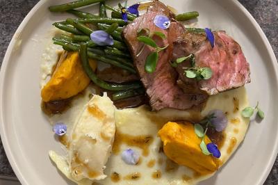 Miniature Traiteur Paris (Paris) - Eventicity #6 Bougies allumées et fleurs blanches disposées sur une table décorée pour un événement dans une ambiance tamisée.