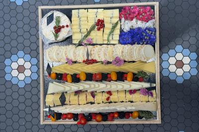 Miniature Traiteur Paris (Paris) - Eventicity #4 Bougies allumées et fleurs blanches disposées sur une table décorée pour un événement dans une ambiance tamisée.