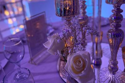 Miniature Traiteur Paris (Paris) - Eventicity #20 Bougies allumées et fleurs blanches disposées sur une table décorée pour un événement dans une ambiance tamisée.