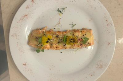 Miniature Traiteur Paris (Paris) - Eventicity #9 Bougies allumées et fleurs blanches disposées sur une table décorée pour un événement dans une ambiance tamisée.