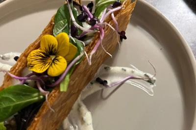 Miniature Traiteur Paris (Paris) - Eventicity #2 Bougies allumées et fleurs blanches disposées sur une table décorée pour un événement dans une ambiance tamisée.