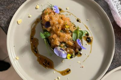 Miniature Traiteur Paris (Paris) - Eventicity #3 Bougies allumées et fleurs blanches disposées sur une table décorée pour un événement dans une ambiance tamisée.