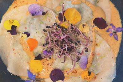 Miniature Traiteur Paris (Paris) - Eventicity #4 Bougies allumées et fleurs blanches disposées sur une table décorée pour un événement dans une ambiance tamisée.