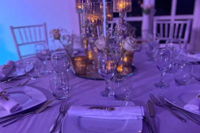 Miniature Traiteur Paris (Paris) - Eventicity #18 Bougies allumées et fleurs blanches disposées sur une table décorée pour un événement dans une ambiance tamisée.