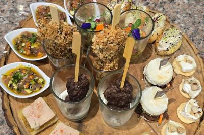 Miniature Traiteur Paris (Paris) - Eventicity #13 Bougies allumées et fleurs blanches disposées sur une table décorée pour un événement dans une ambiance tamisée.