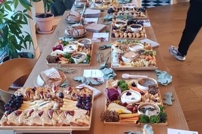 Miniature Traiteur Paris 3 (Paris) - Karmama #10 Plateau coloré de crudités, fromages, dips, fruits secs et fleurs comestibles disposés de manière artistique.