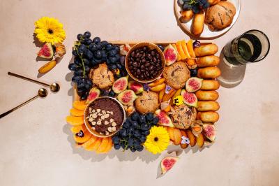 Miniature Traiteur Paris 3 (Paris) - Karmama #5 Plateau coloré de crudités, fromages, dips, fruits secs et fleurs comestibles disposés de manière artistique.