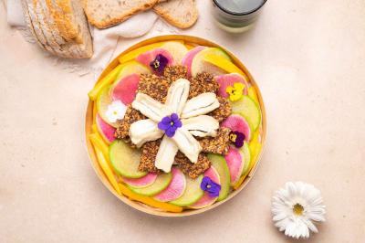 Miniature Traiteur Paris 3 (Paris) - Karmama #16 Plateau coloré de crudités, fromages, dips, fruits secs et fleurs comestibles disposés de manière artistique.