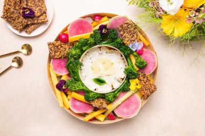 Miniature Traiteur Paris 3 (Paris) - Karmama #17 Plateau coloré de crudités, fromages, dips, fruits secs et fleurs comestibles disposés de manière artistique.