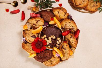 Miniature Traiteur Paris 3 (Paris) - Karmama #19 Plateau coloré de crudités, fromages, dips, fruits secs et fleurs comestibles disposés de manière artistique.